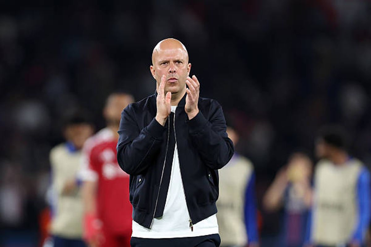 Arne Slot, Manager of Liverpool, applauds the fans after the UEFA Champions League 2025/26 Quarter-Final First Leg match between Paris Saint-Germain FC and Liverpool FC at Parc des Princes on April 08, 2026 in Paris, France.
