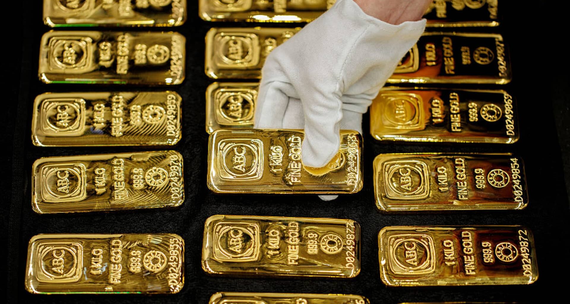 Gold slips from one‑month high on firmer dollar; U.S.–Iran talks in focus