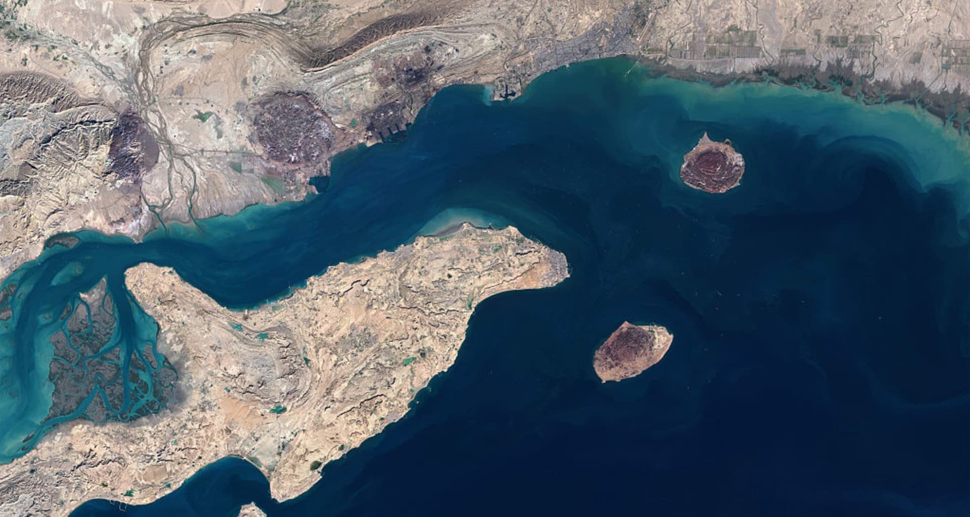 Iran turns Larak Island into oil checkpoint