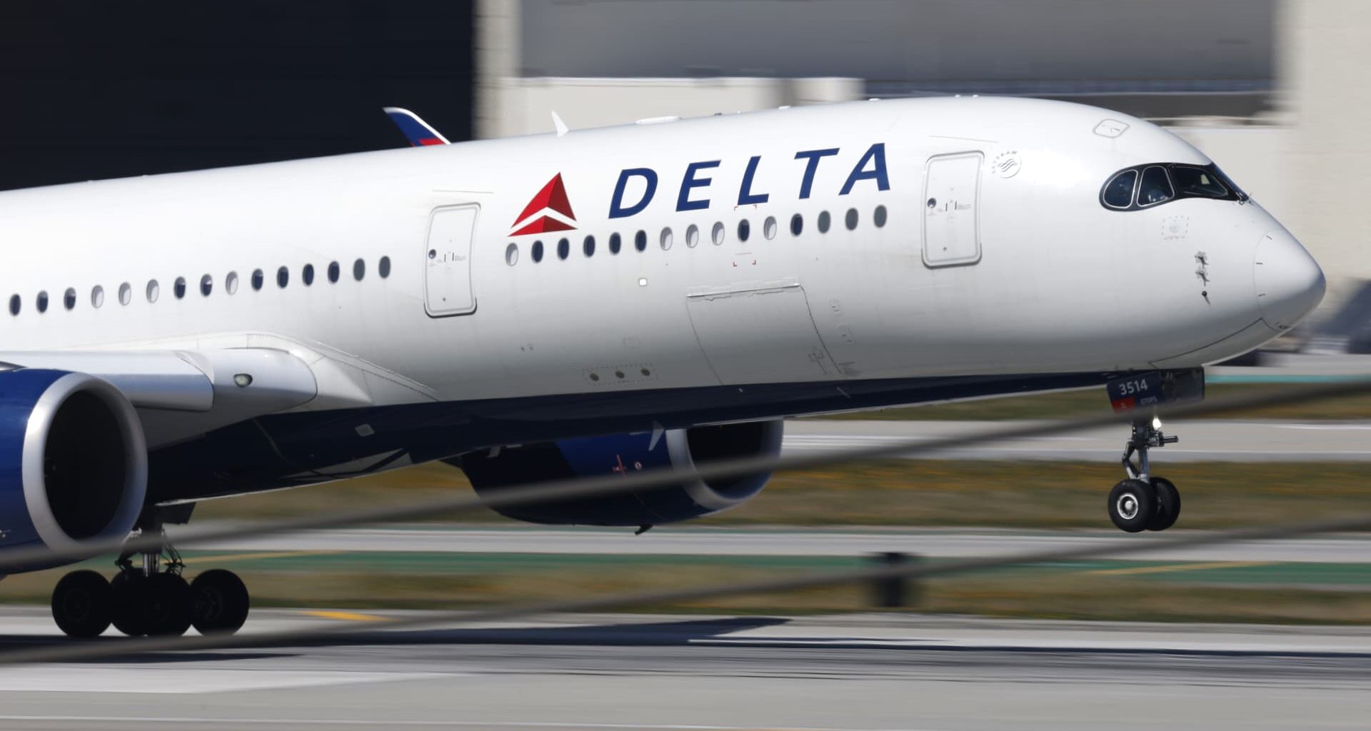 Delta raises checked bag fees $10 amid jet fuel price surge