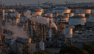 U.S. oil prices fall more than 9% after Trump agrees to suspend attacks on Iran for two weeks