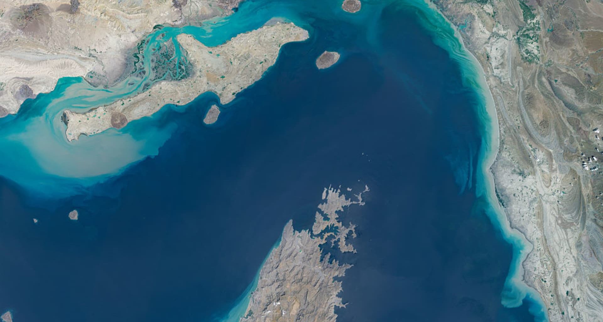 Video shows ships turning away from the Strait of Hormuz despite Iran declaring it open