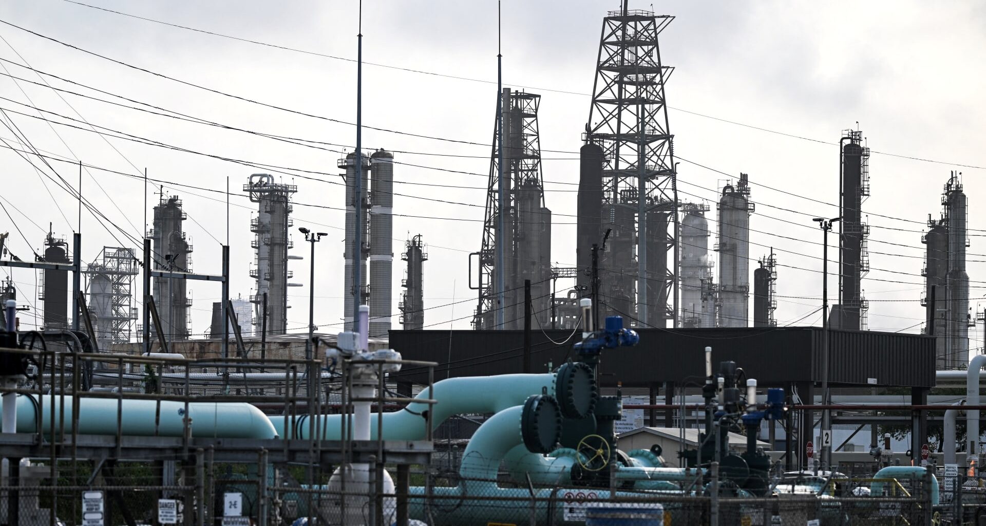 Oil hits $125, prompts warnings Iran risks underpriced