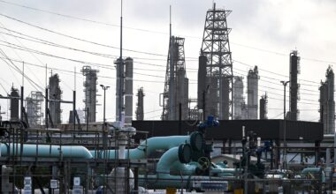 Oil hits $125, prompts warnings Iran risks underpriced