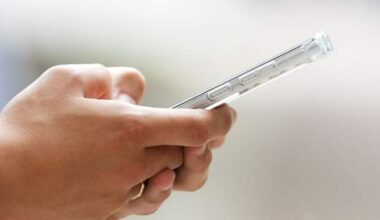 Ontario considering ban of cellphones on school property