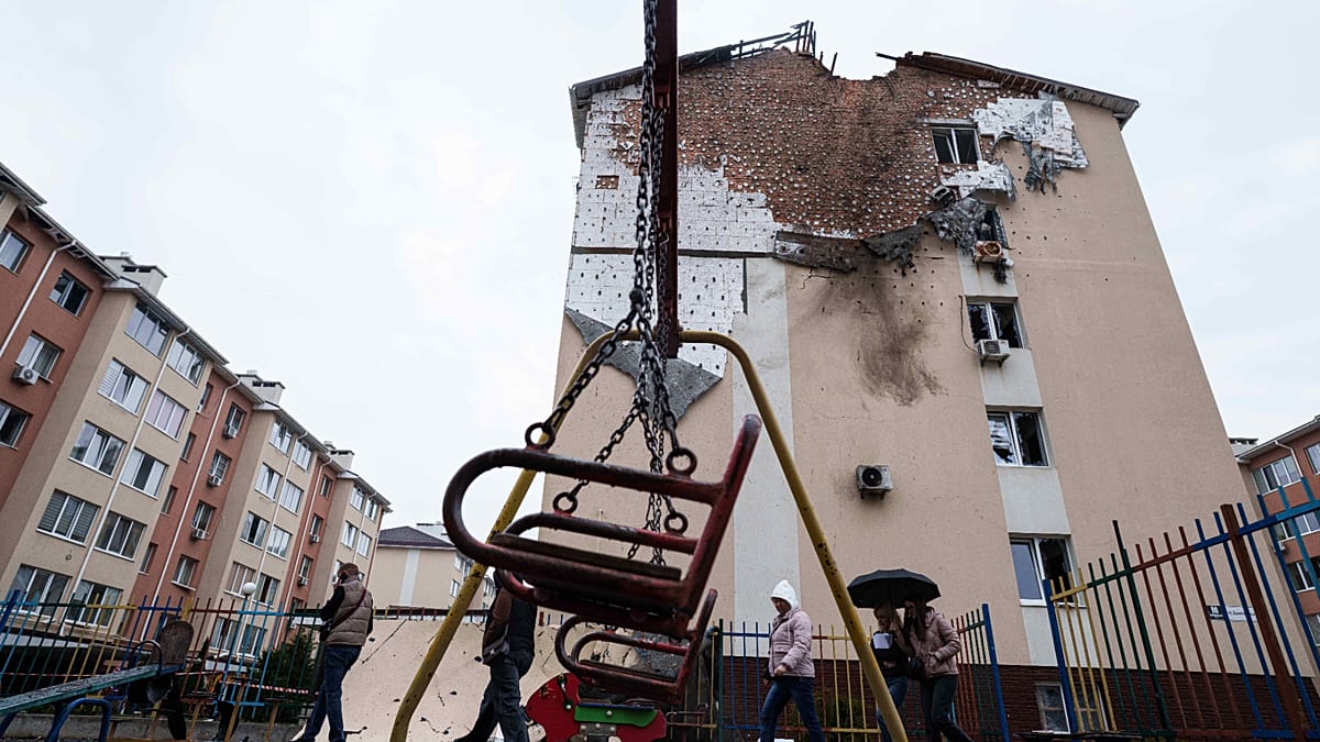 Fifteen dead in 'massive' Russian attack while Kyiv signals readiness for Easter ceasefire