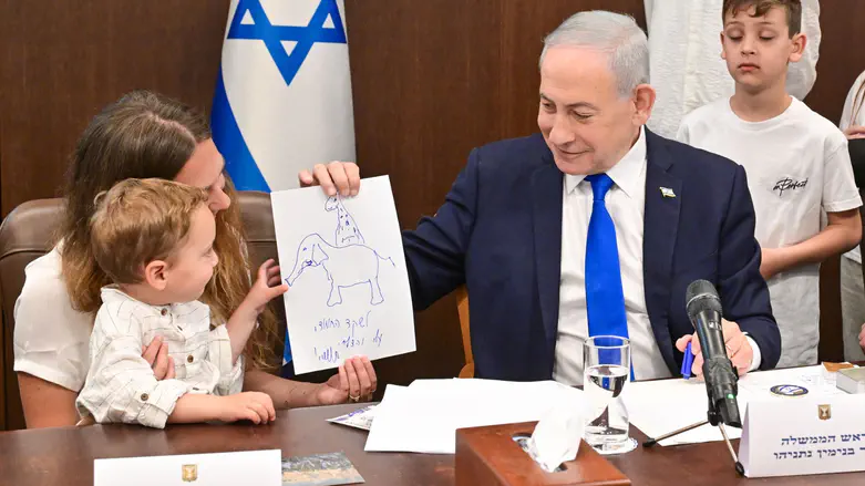 Watch: Netanyahu draws with fallen soldier's son