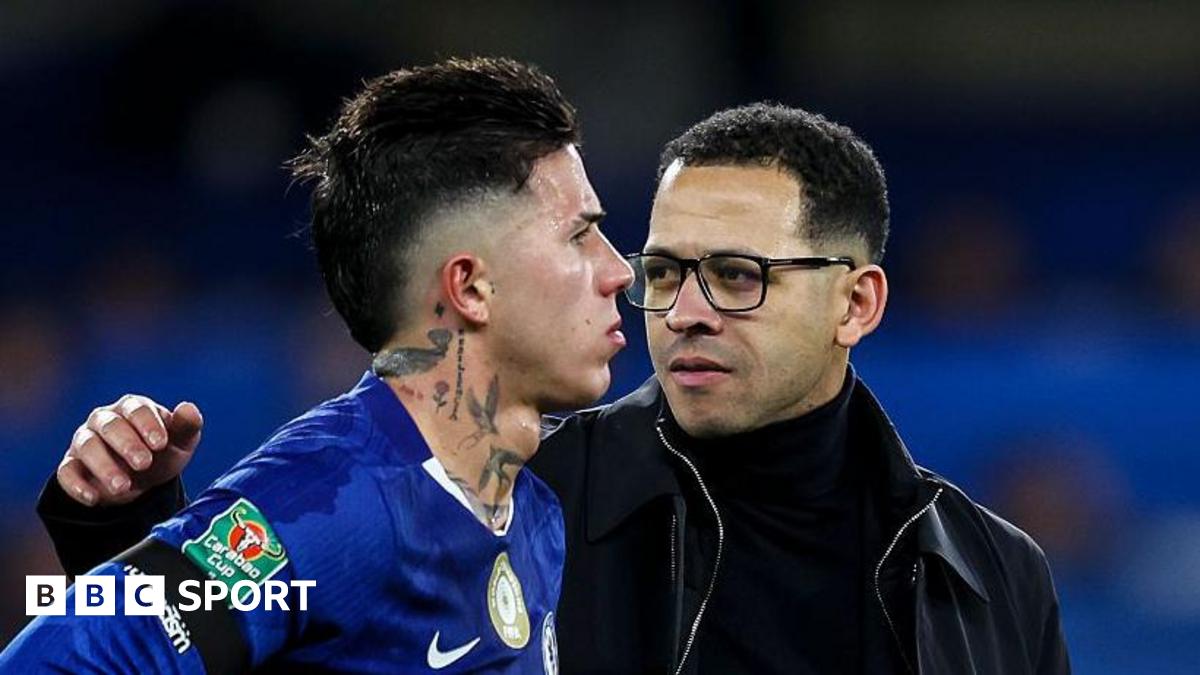 Enzo Fernandez talking to Chelsea manager Liam Rosenior.