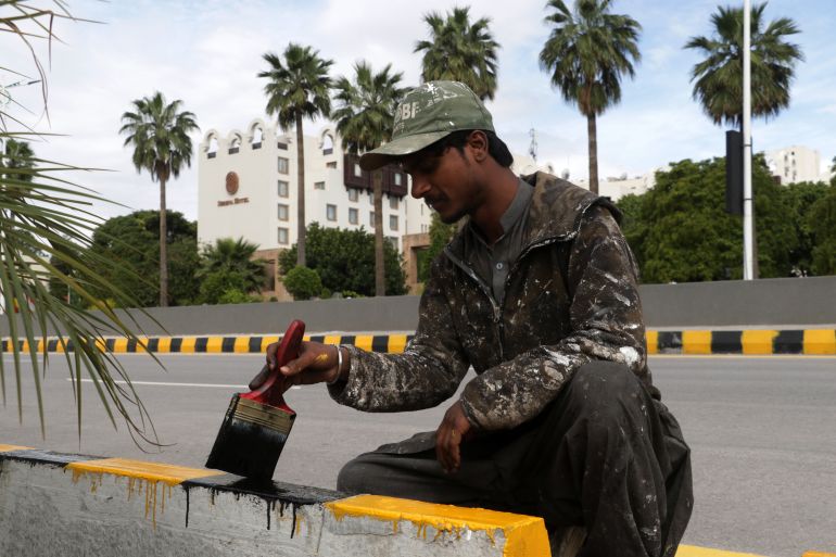 epa12876828 A laborer paints the sidewalks ahead of the visit of US and Iranian delegations in Islamabad, Pakistan, 09 April 2026. Prime Minister Shehbaz Sharif said US and Iranian delegations will visit Islamabad for peace talks following a Middle East ceasefire, with Masoud Pezeshkian confirming participation and a US team led by JD Vance expected. EPA/SOHAIL SHAHZAD