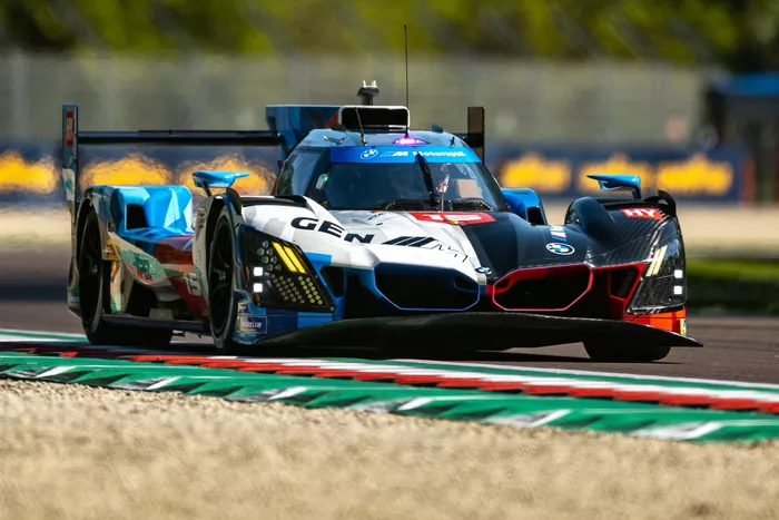 #15 BMW M Team WRT BMW M Hybrid V8: Raffaele Marciello, Kevin Magnussen