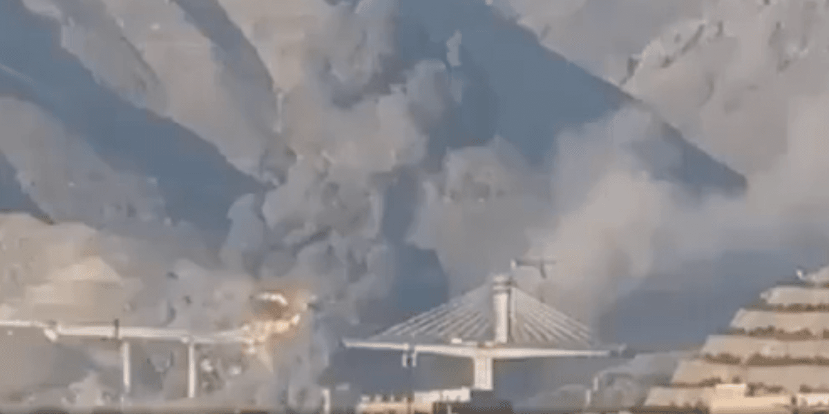 Trump 'Openly Flaunting His War Crimes' as US Bombs Iran's Civilian Infrastructure