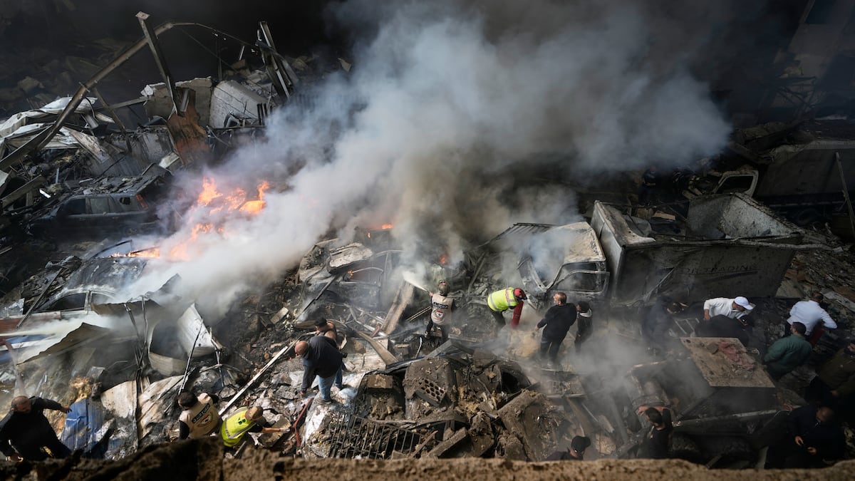 Ceasefire is threatened as Israel expands Lebanon strikes and Iran closes strait again