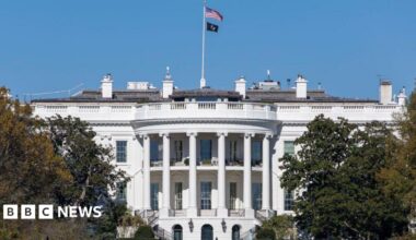 White House pictured under a clear blue sky