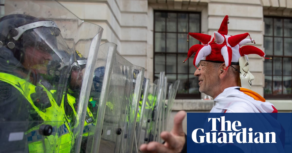 Met police accused of favouring Tommy Robinson far-right rally over Palestine march | Metropolitan police