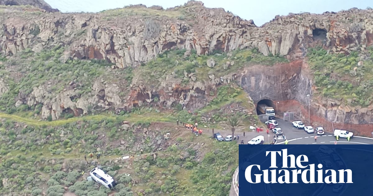 One dead and 27 injured after bus with British passengers crashes in Canary Islands | Spain