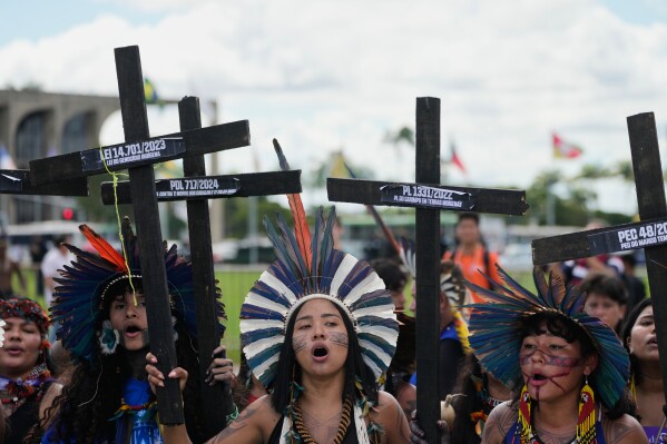 Indigenous protesters march during the annual "Acampamento Terra Livre," or Free Land Encampment, Brazil's largest annual Indigenous mobilization that focuses on land rights and environmental protection, in Brasilia, Brazil, Tuesday, April 7, 2026. (AP Photo/Eraldo Peres)