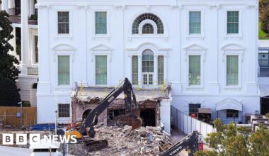 Judge halts above-ground construction of Trump's White House ballroom - BBC