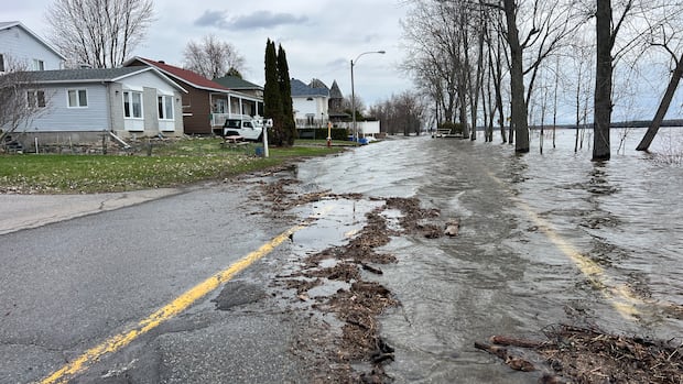 Water levels could peak in Gatineau on Monday, evacuations underway elsewhere