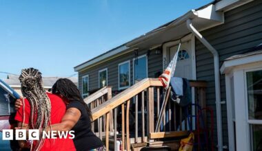 Woman and child jumped off roof to escape deadly Louisiana shooting - BBC