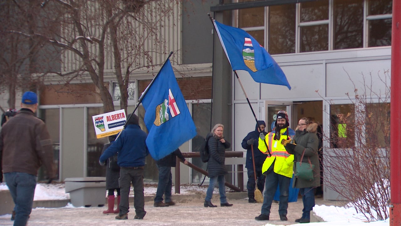 Calgarians sign petition, attend rally for Alberta independence
