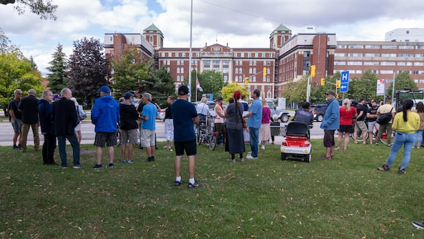 Council passes 'bubble bylaw' after fraught debate on legal risks