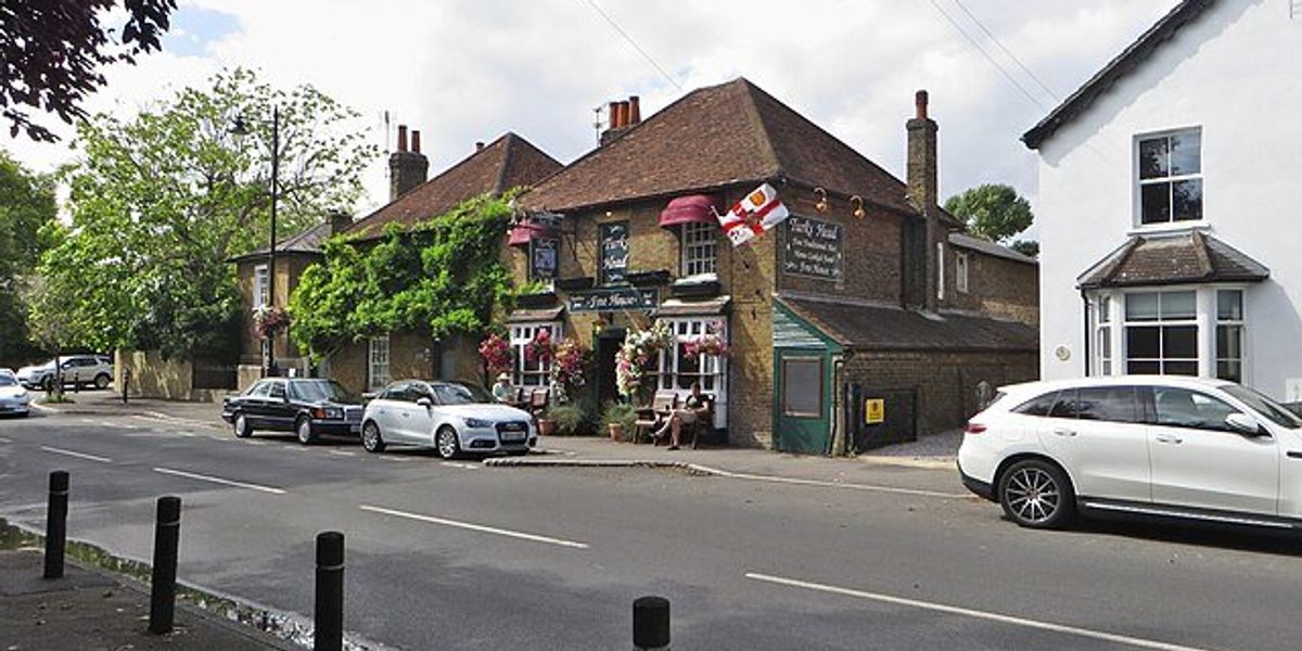 Home Office 'secretly' moves migrants into cottage just yards from primary school