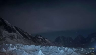 Hundreds of Everest hopefuls are waiting at base camp as glacier blocks route to summit