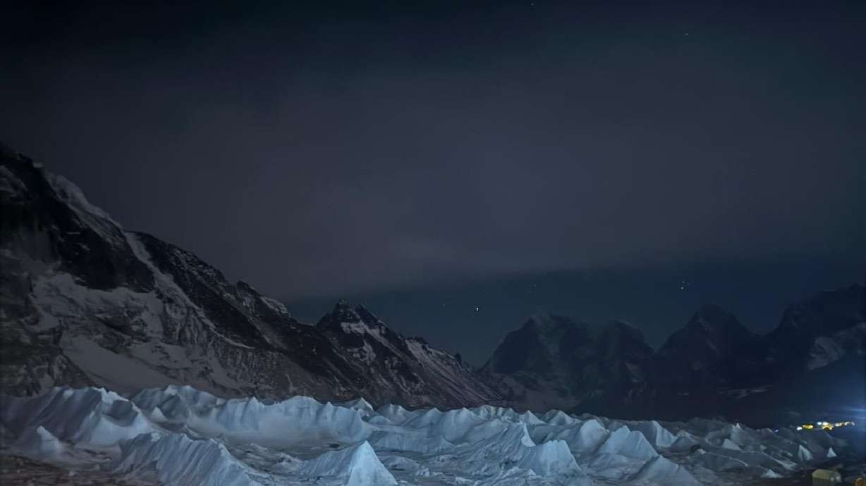 Hundreds of Everest hopefuls are waiting at base camp as glacier blocks route to summit