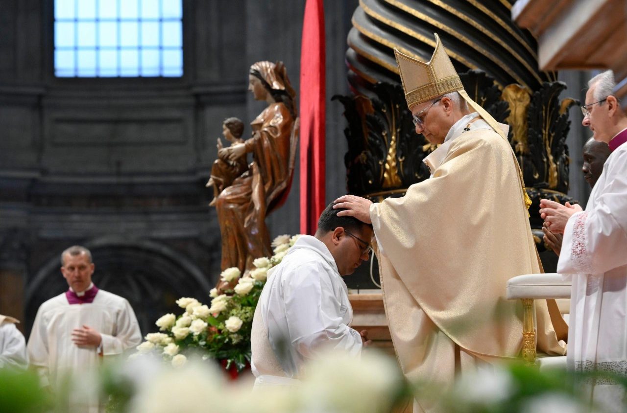 Pope ordains new priests and calls them to be channels of life