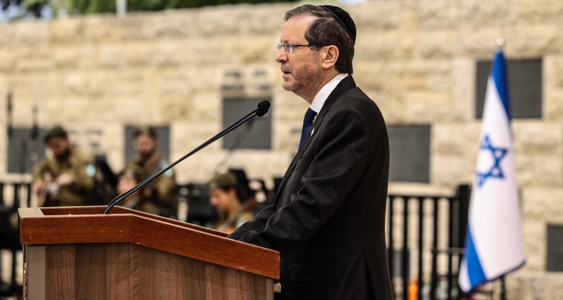 Israel's president backs plea deal in Netanyahu graft trial before considering pardon