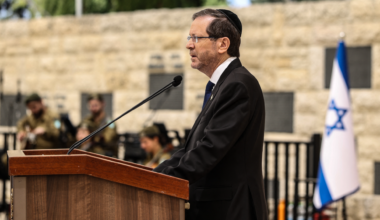 Israel's president backs plea deal in Netanyahu graft trial before considering pardon