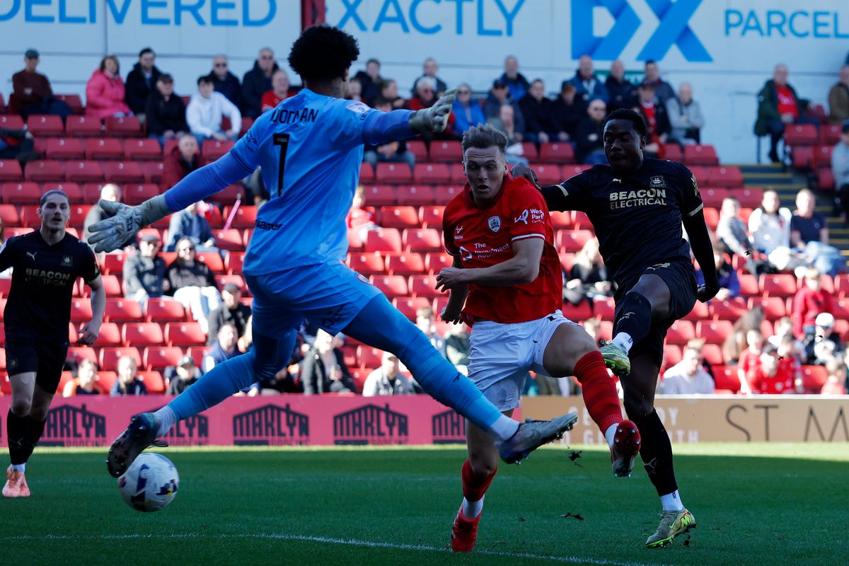 Goal celebrations for Owen Oseni of Plymouth Argyle who shoots at goal and scores during the Sky Bet EFL League One match between Barnsley and Plymouth Argyle at Oakwell Stadium on 6 April 2026 in Barnsley, England (Photo by Steve Taylor/PPAUK)