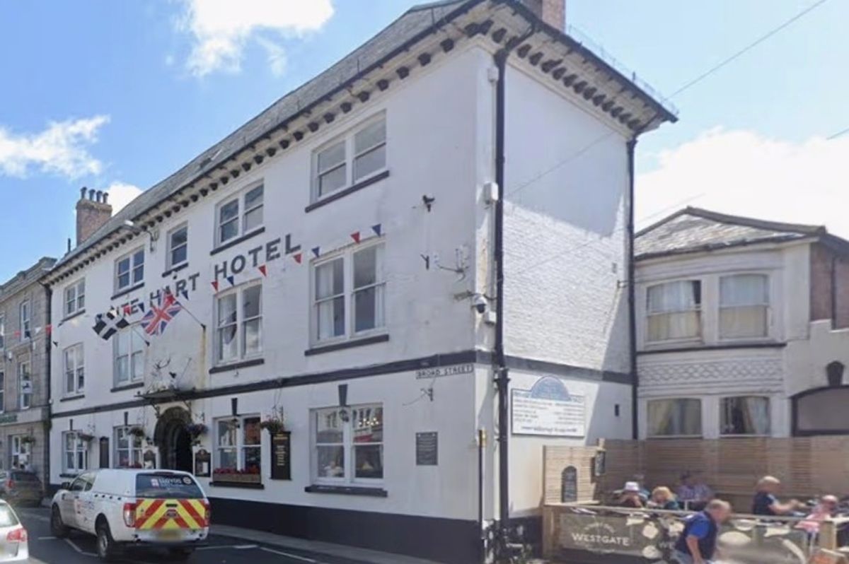 caption: The White Hart Hotel, Launceston