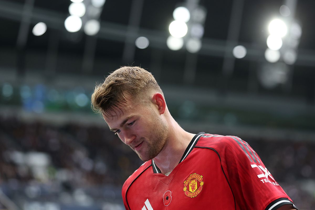 Matthijs de Ligt looks dejected