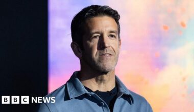 Apple names new chief executive to replace Tim Cook - BBC