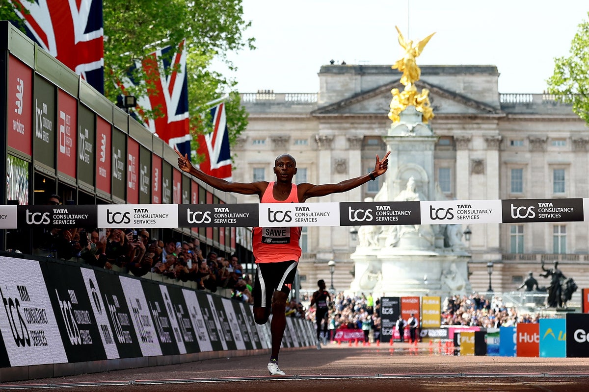 London Marathon LIVE: Latest times, results and updates as Sabastian Sawe makes history with first marathon under two hours
