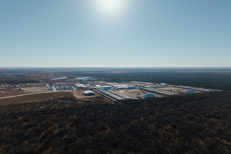 Judge orders release of El Gamal family from Dilley ICE Center