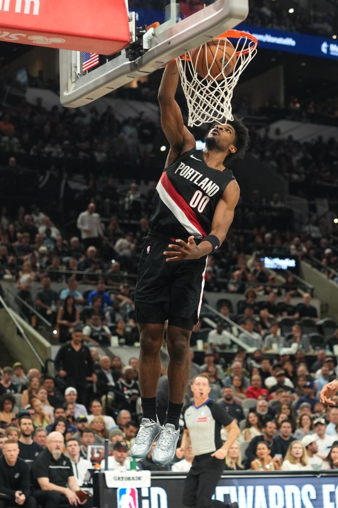 Scoot Henderson dunks the ball.
