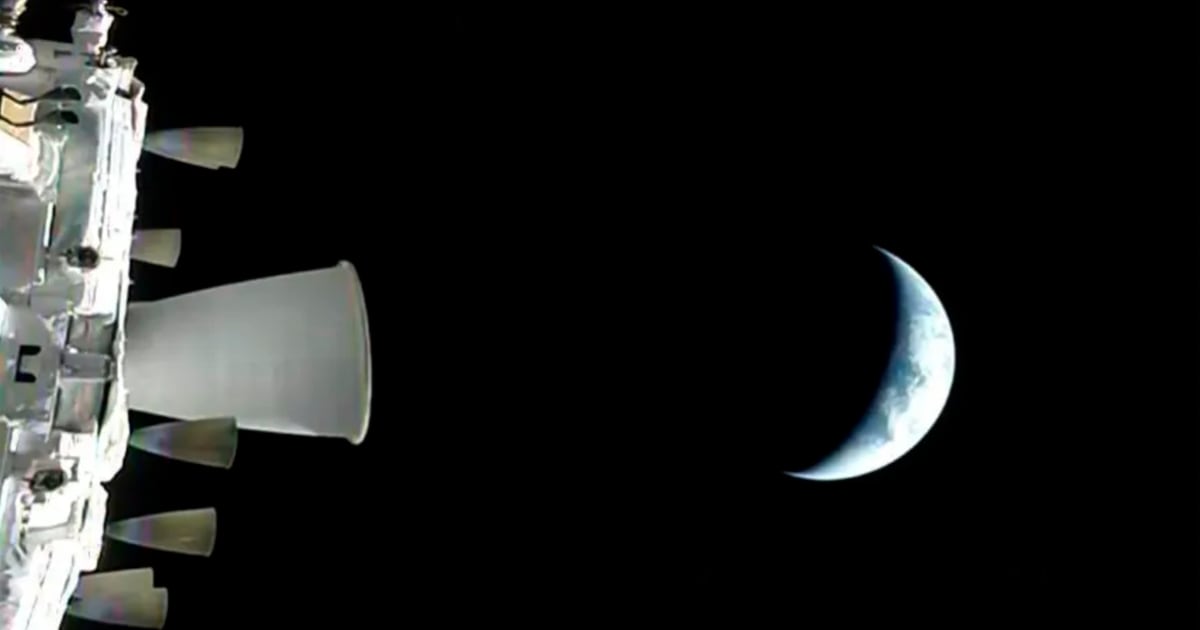 Jeremy Hansen, crew moon-bound after engine burn