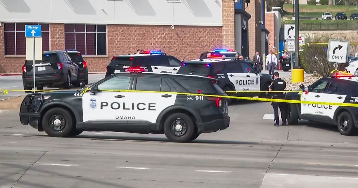 Police fatally shoot attempted kidnapper with knife at Omaha Walmart