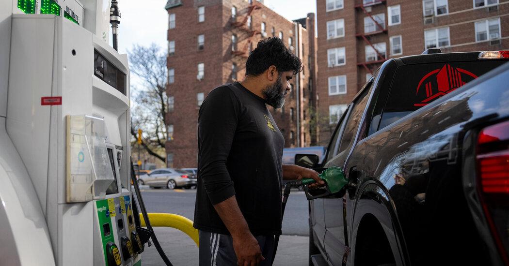 U.S. Gas Prices Climb Further as Effects of Iran War Reverberate