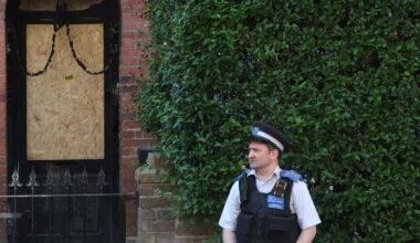 Men Accused in Fires Targeting Starmer Received Orders in Russian, Prosecutors Say