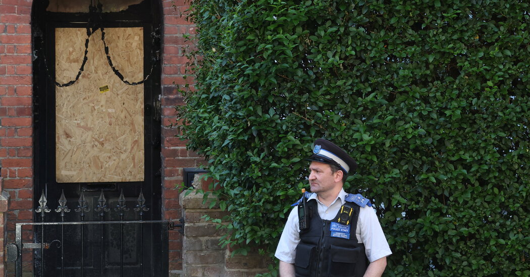 Men Accused in Fires Targeting Starmer Received Orders in Russian, Prosecutors Say