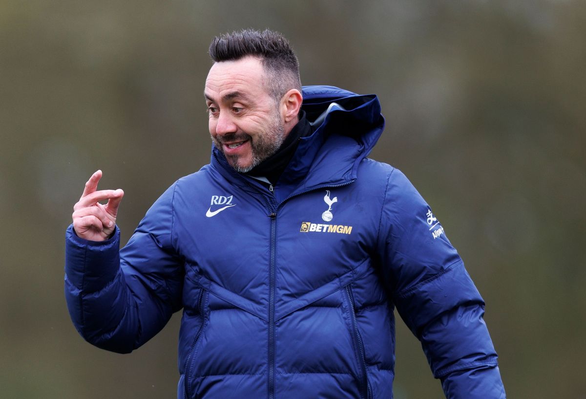 Roberto De Zerbi smiles in training