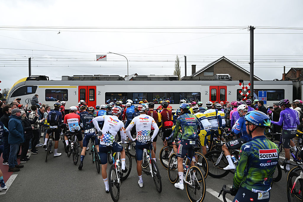 2026 Tour of Flanders: riders blocked at a level crossing