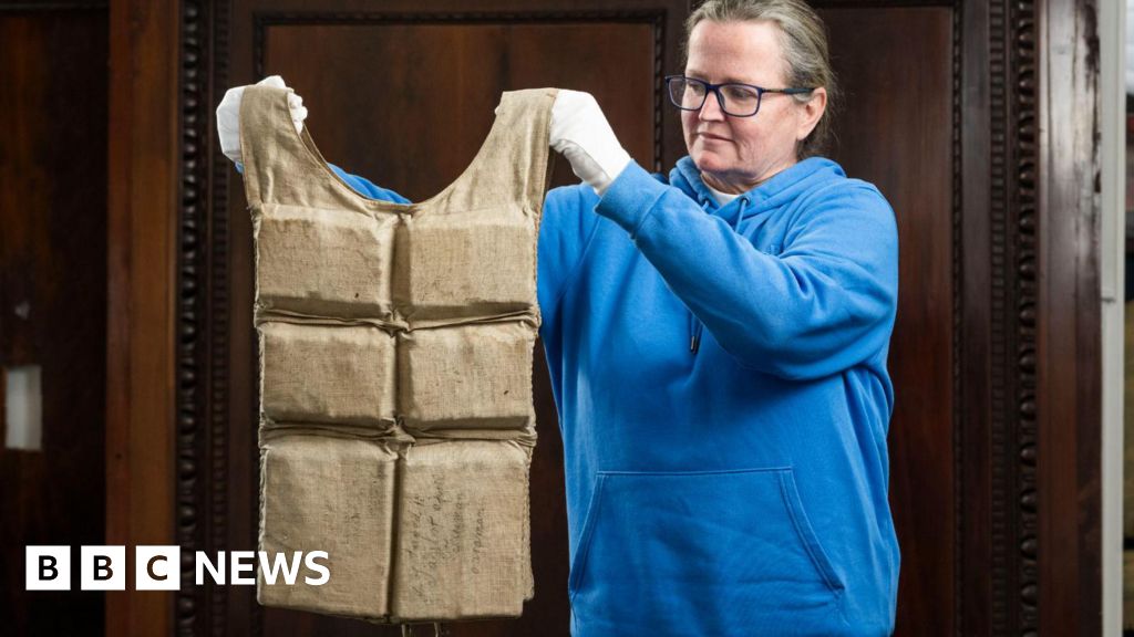 Titanic life jacket sells for £670,000 at auction in Wiltshire - BBC