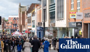 Price rises in UK shops slow as retailers apply heavy discounts to lure shoppers | Retail industry