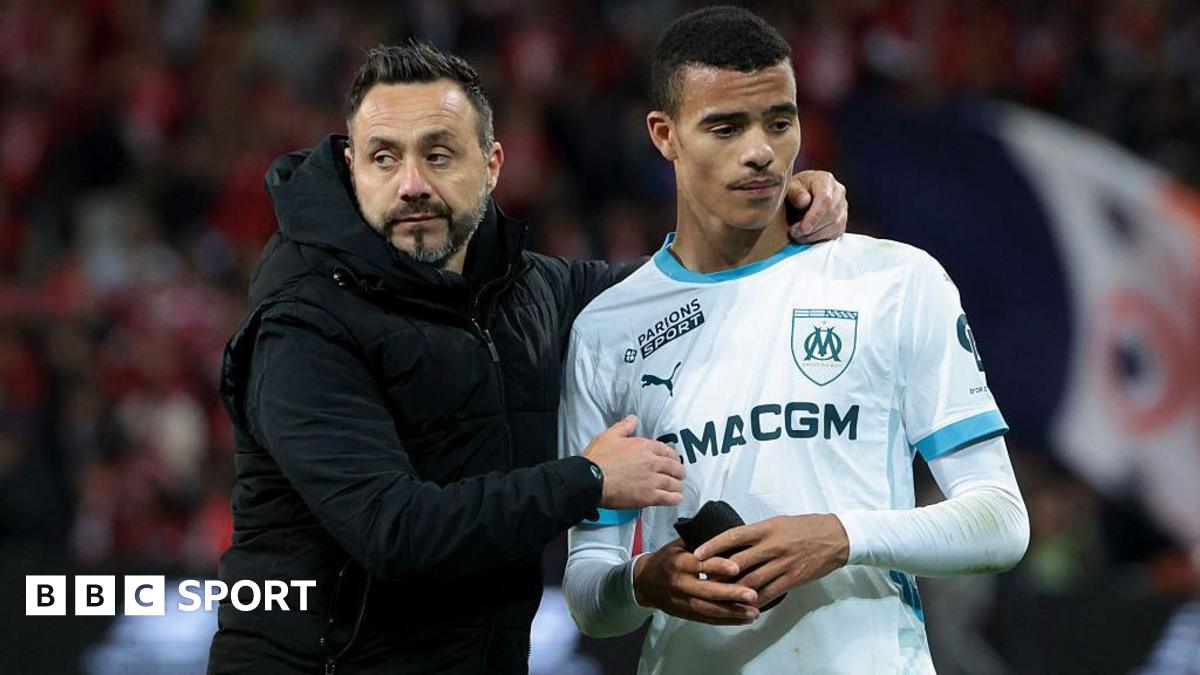 Roberto de Zerbi talks to Mason Greenwood following a Ligue 1 football match between Lille and Marseille