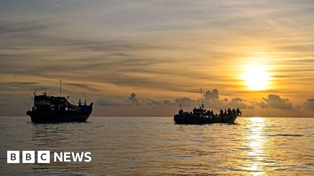About 250 missing as migrant boat carrying Rohingya and Bangladeshis sinks - BBC