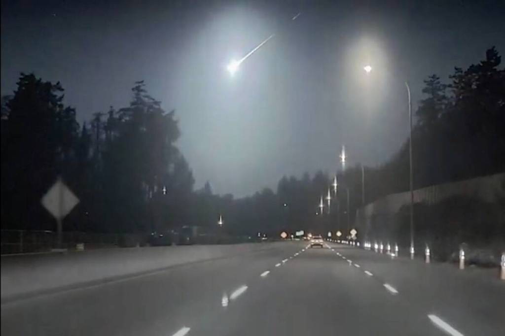 A fireball lights up the sky over a Victoria highway shortly after midnight Wednesday, April 29. (Courtesy of Reddit user Ceedaizy)